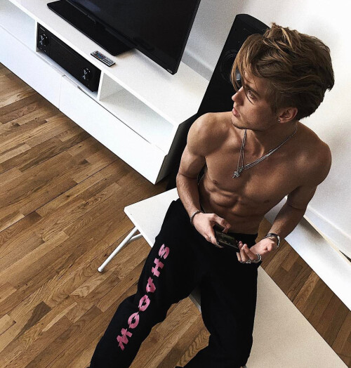tumblr ou0bto3cXO1w1mheuo1 1280