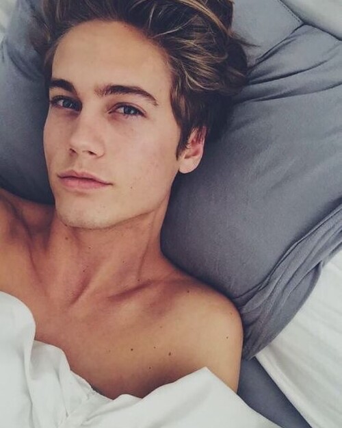 cute hunks 1503486718131813556040775120281369716457472n