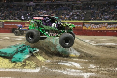 grave digger gettin some air 5361757401 o